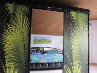 Exotische Blätter im Schlafzimmer