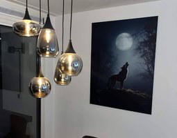 Foto auf Alu-Dibond Einsamer Wolf heult den Vollmond im dunklen Wald an
