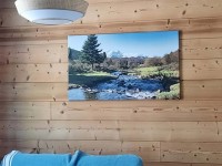 Idyllische Berglandschaft mit klarem Bach