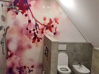 Duschabtrennung aus Acrylglas mit Blumenmotiv