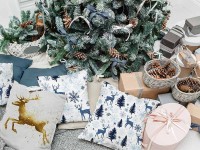 Weihnachtskissen mit Rentier- und Schneeflockenmuster