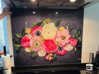 Farbenfrohe Blumen auf Schwarz – zeitlose Eleganz